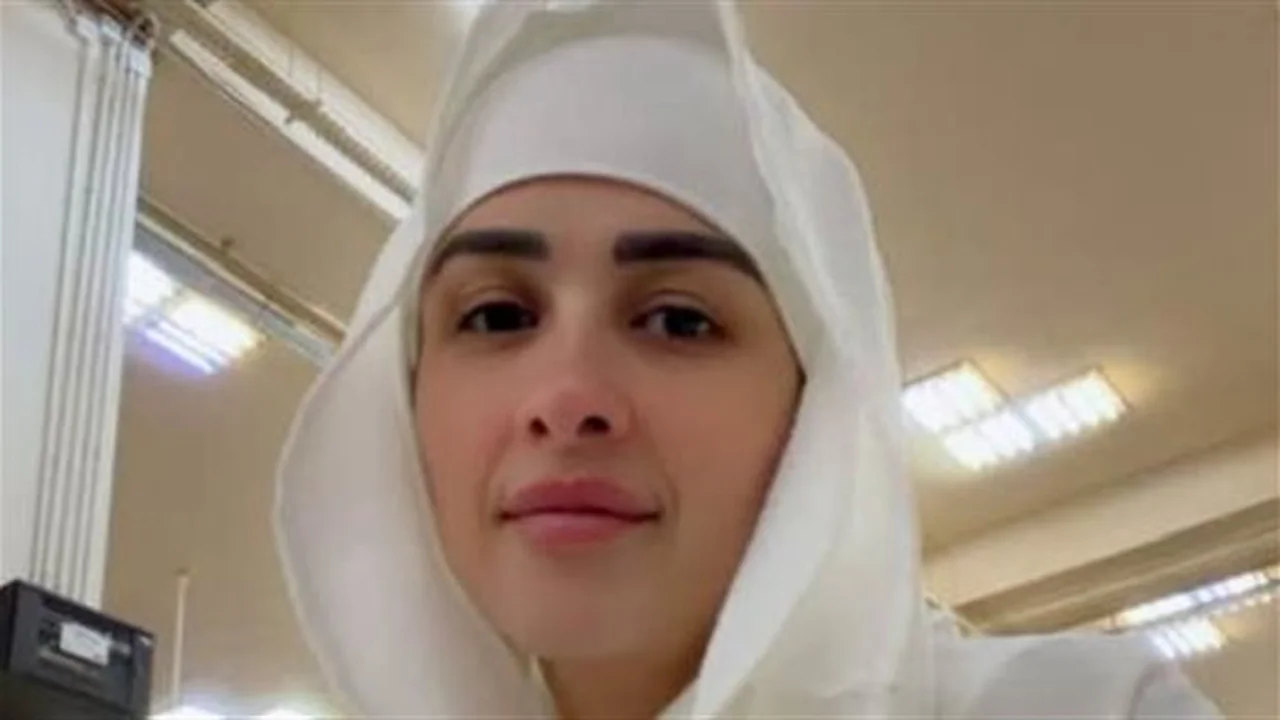 ياسمين عبد العزيز تفاجئ جمهورها بملابس الإحرام من الأراضي المقدسة